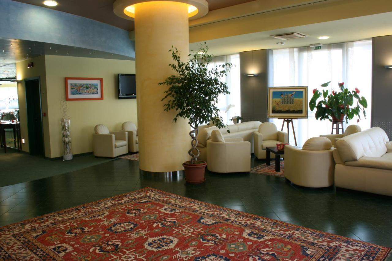 Hotel Senator Gorgonzola Buitenkant foto